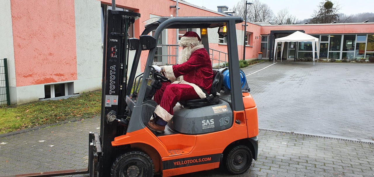 Nikolaus auf Gabelstapler