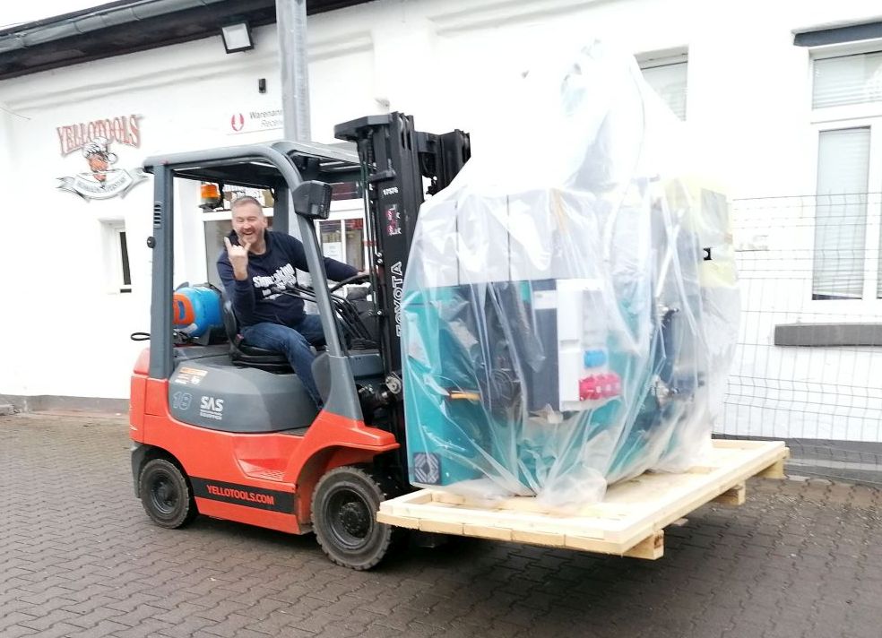 Spritzgussmaschine Boy 25E beim Transport